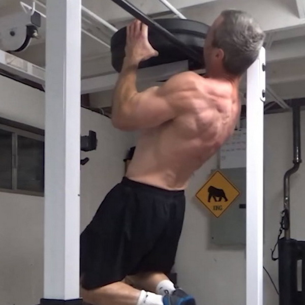 Two Plate Open Hand Claw Grip Pull-Ups